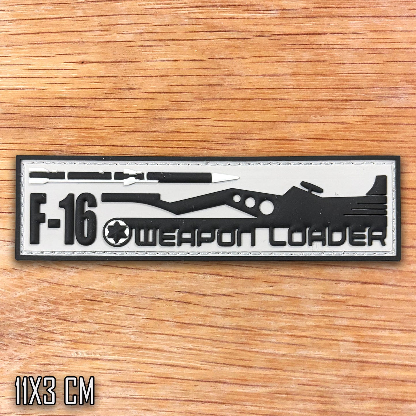 טוען חימוש F-16